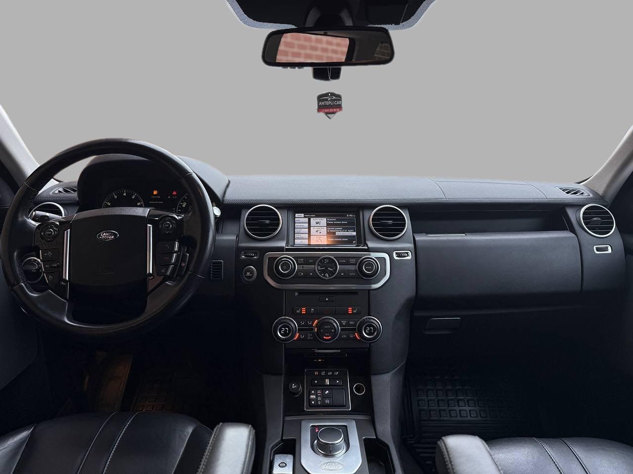 2015 Land Rover LR4 7 Passenger Photo