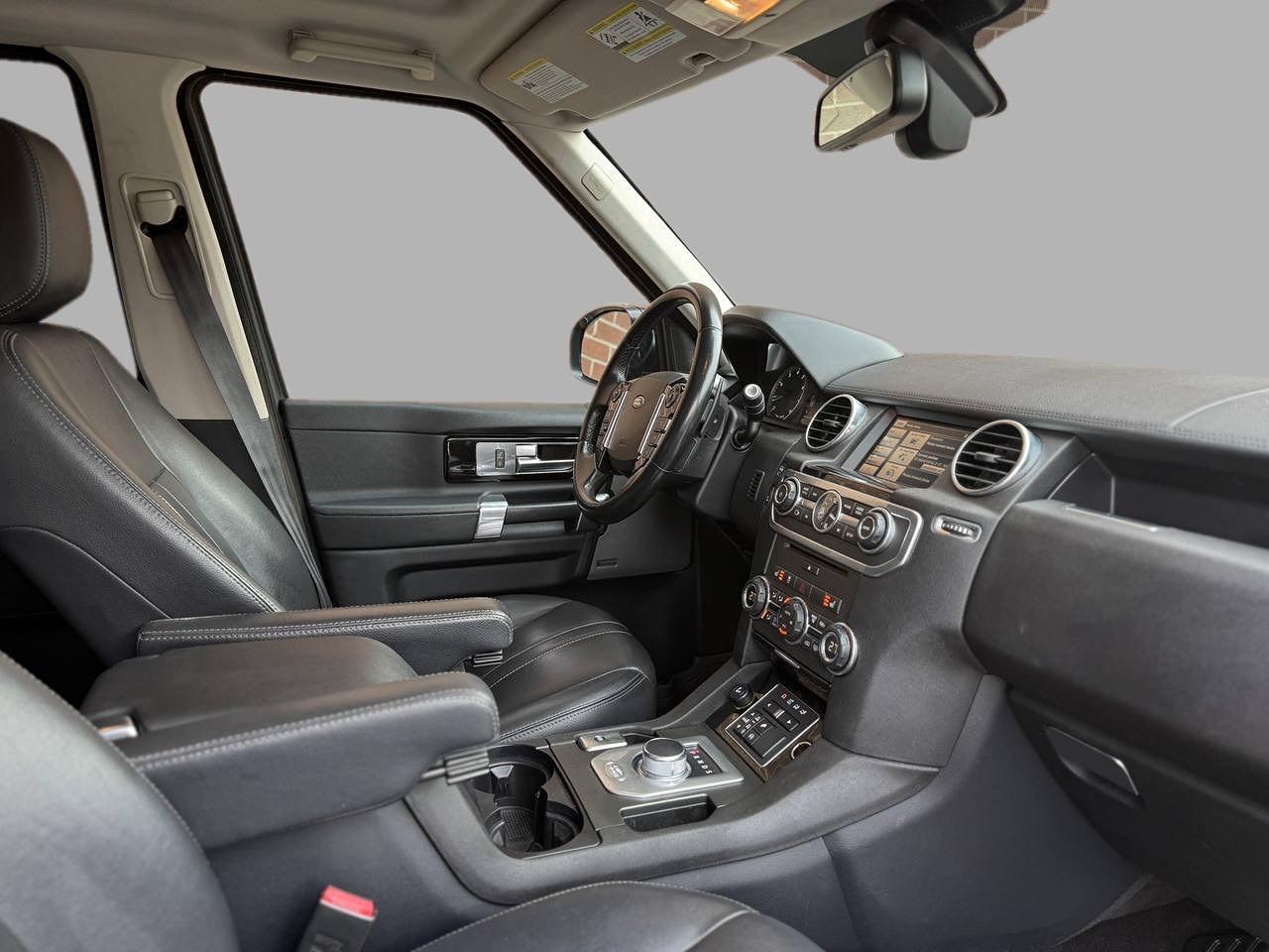 2015 Land Rover LR4 7 Passenger Photo