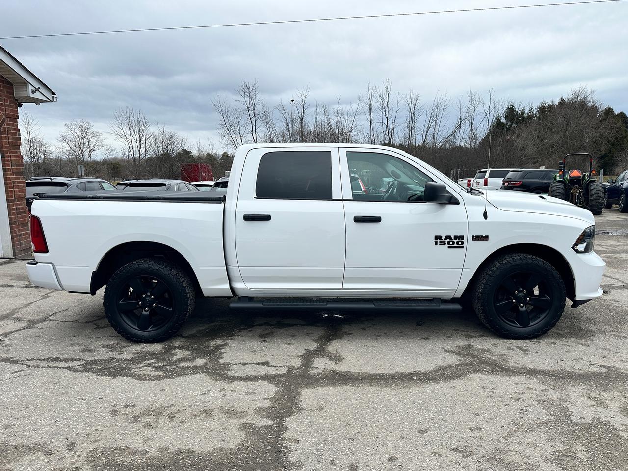 2019 RAM 1500 Classic Express4X4 Crew HEMI Cloth 6Pass CarPlay BackupCam Photo4