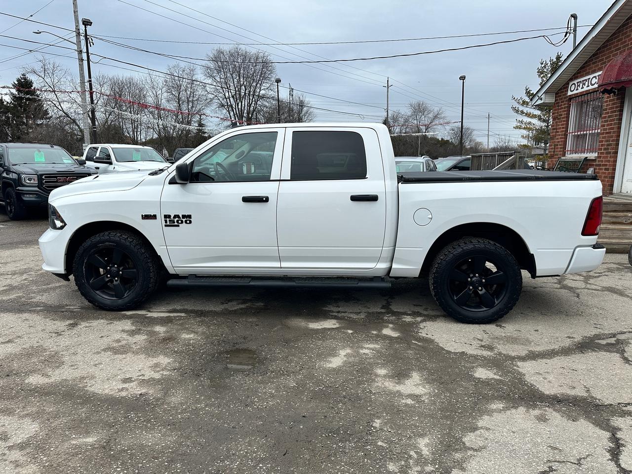 2019 RAM 1500 Classic Express4X4 Crew HEMI Cloth 6Pass CarPlay BackupCam Photo2