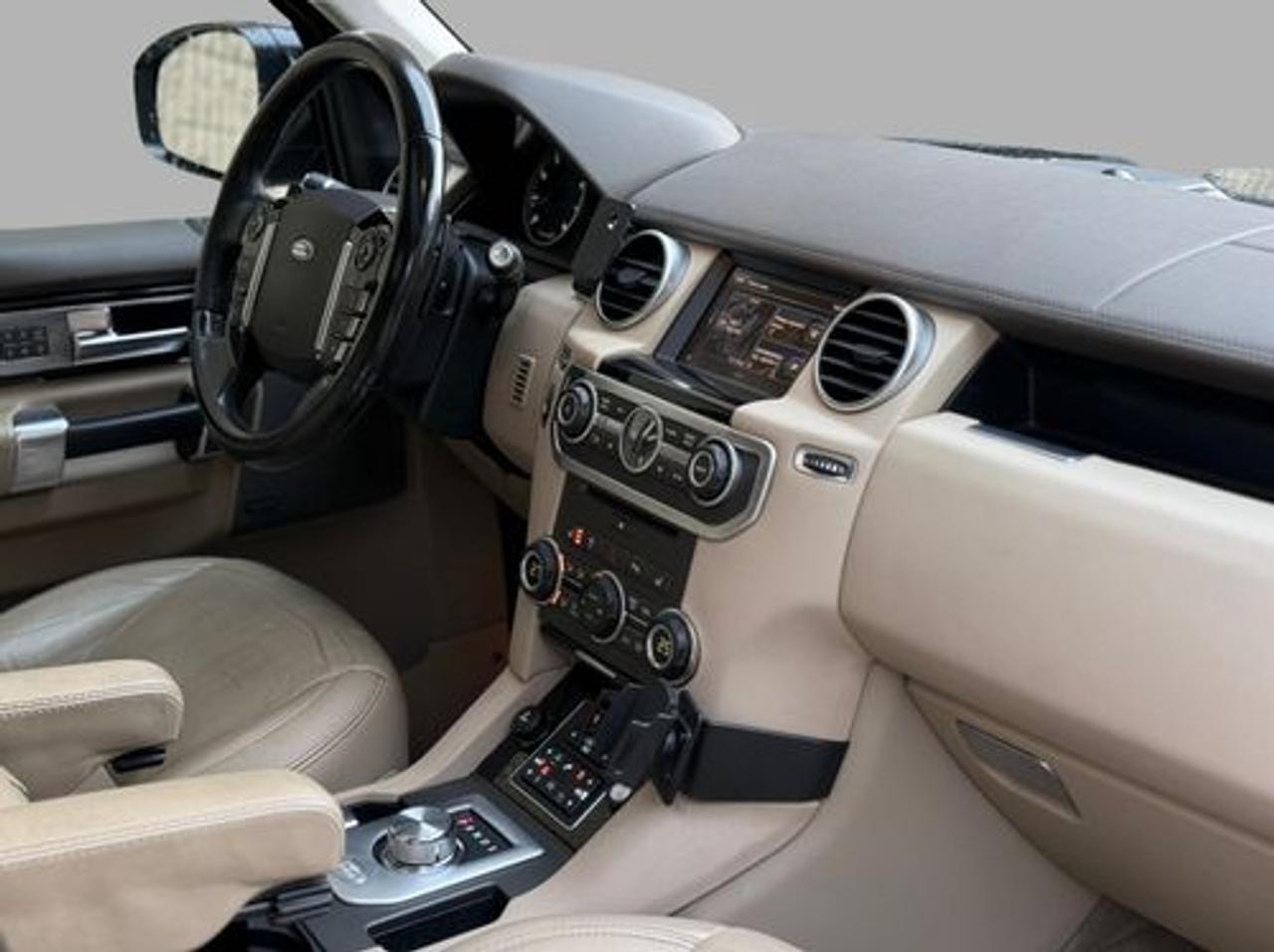 2016 Land Rover LR4 7 Passenger Photo