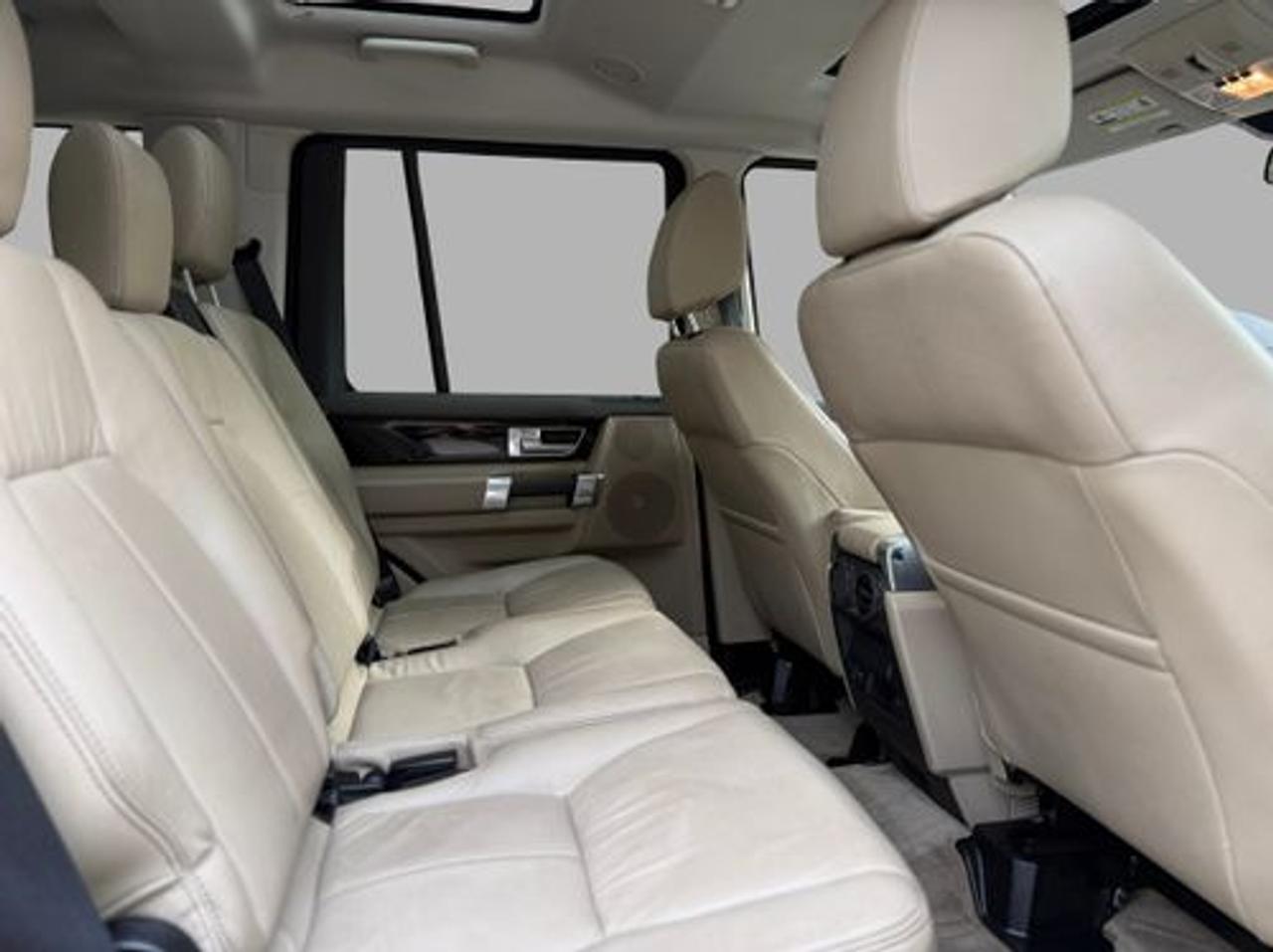 2016 Land Rover LR4 7 Passenger Photo