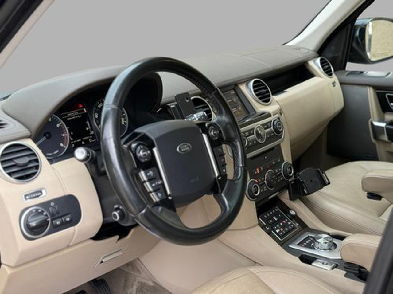 2016 Land Rover LR4 7 Passenger Photo