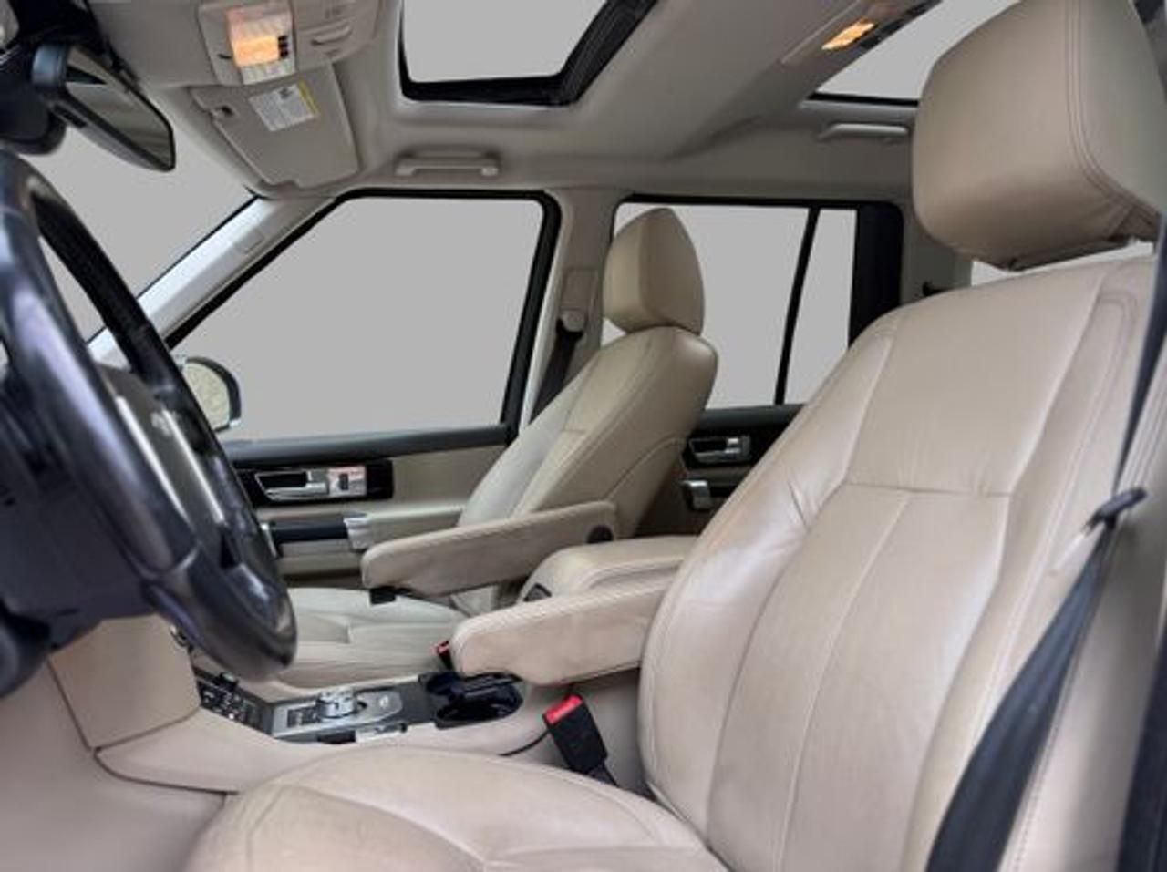 2016 Land Rover LR4 7 Passenger Photo