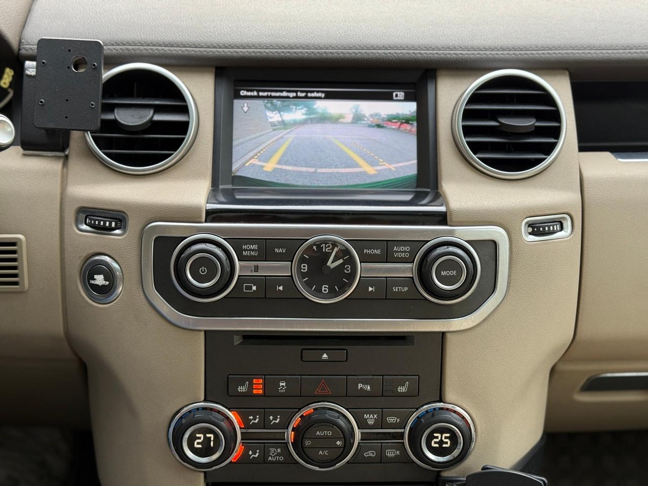 2016 Land Rover LR4 7 Passenger Photo