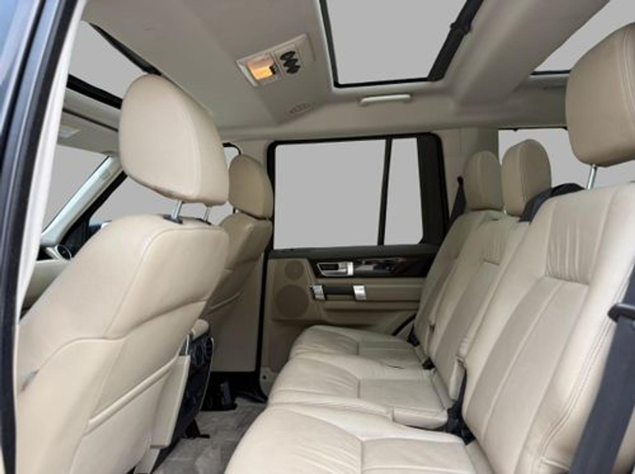 2016 Land Rover LR4 7 Passenger Photo