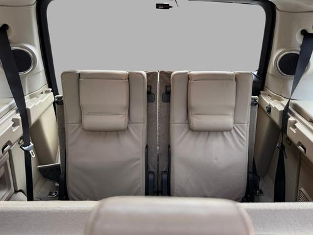 2016 Land Rover LR4 7 Passenger Photo