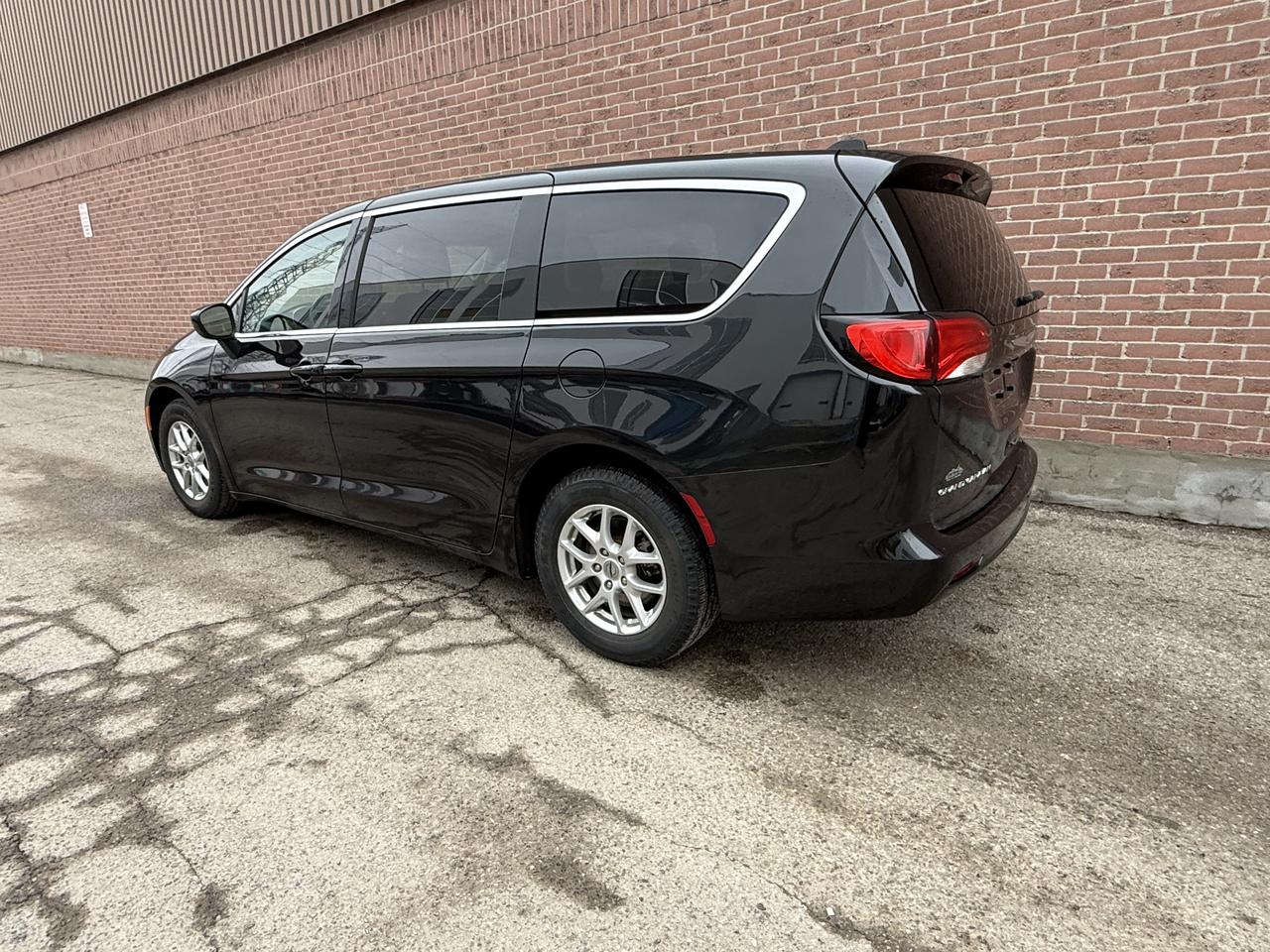 2022 Chrysler Grand Caravan SXT Photo2