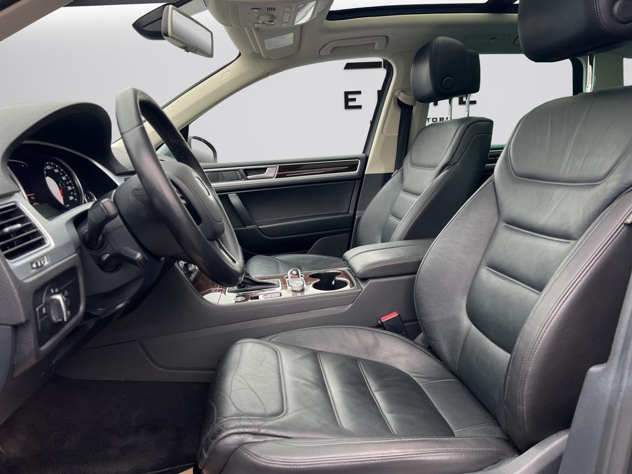 2016 Volkswagen Touareg V6 Highline Pkg - Leather - Awd - Navi !! Photo