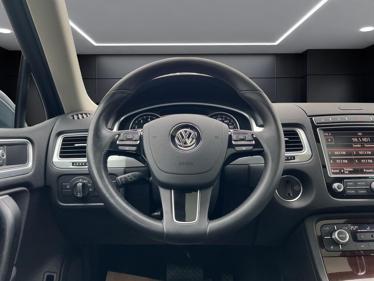 2016 Volkswagen Touareg V6 Highline Pkg - Leather - Awd - Navi !! Photo
