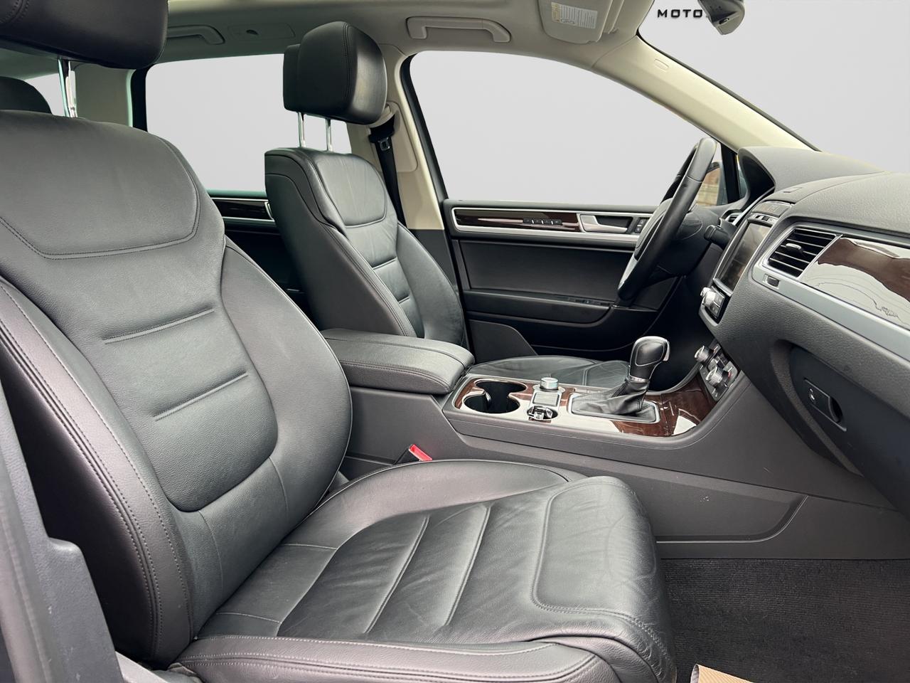 2016 Volkswagen Touareg V6 Highline Pkg - Leather - Awd - Navi !! Photo