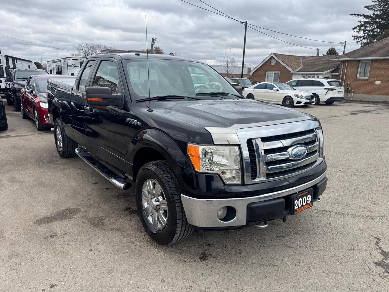 2009 Ford F-150 XLT, 5.4 V8, WELL MAINTAINED, 4X4, TOPPER, CERT Photo
