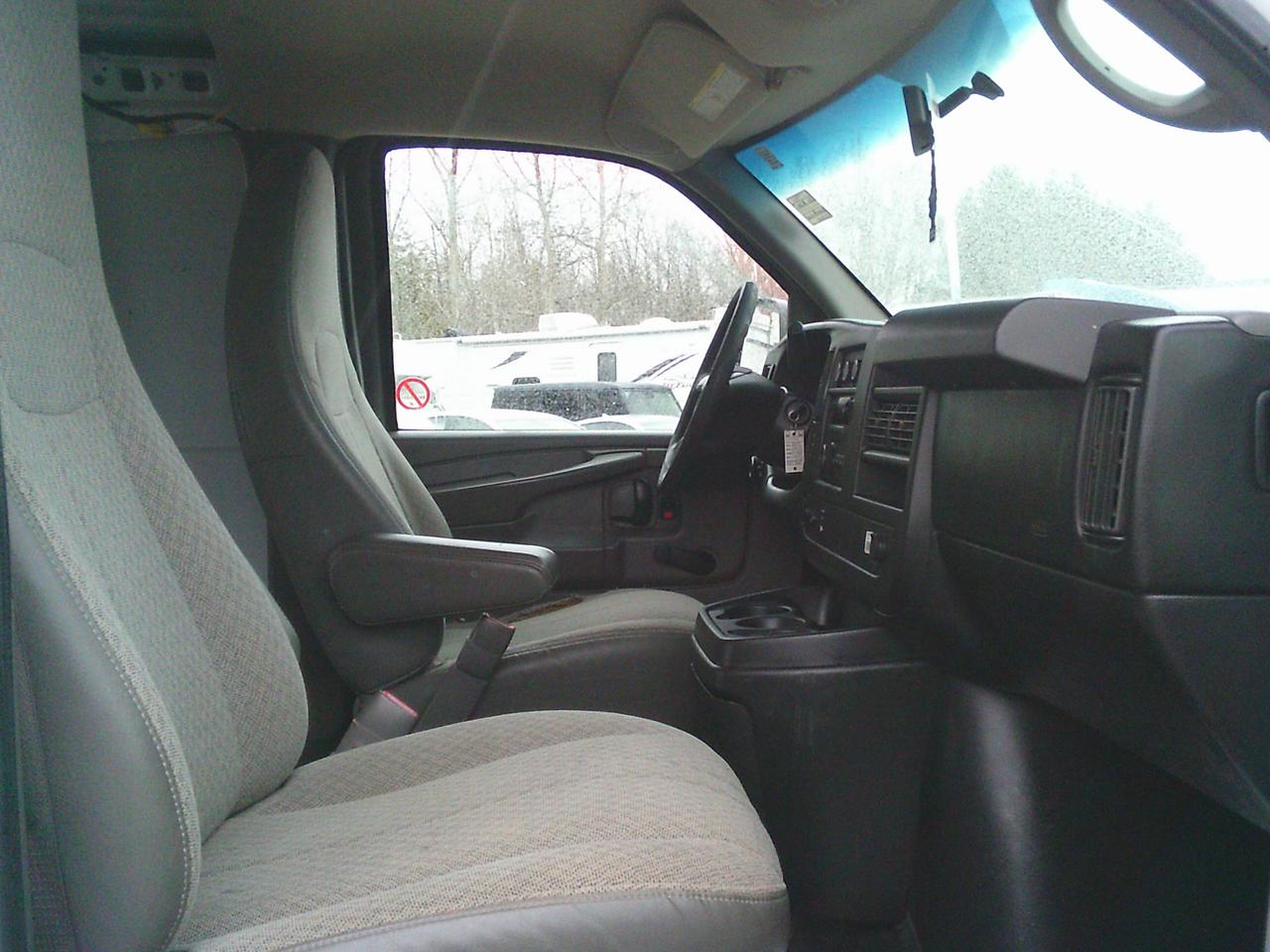 2011 Chevrolet Express RWD 2500 135 Photo