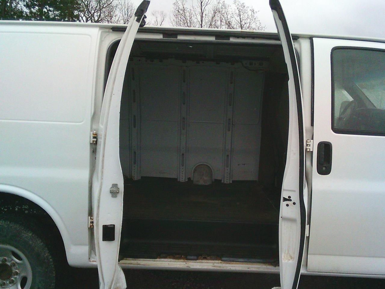 2011 Chevrolet Express RWD 2500 135 Photo