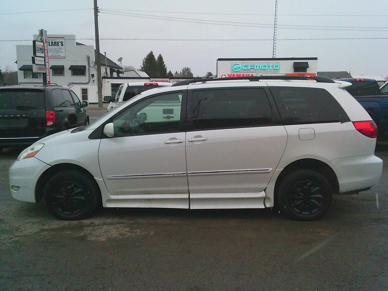 2008 Toyota Sienna wheel chair 5dr XLE Mobility 5 Pass FWD Photo