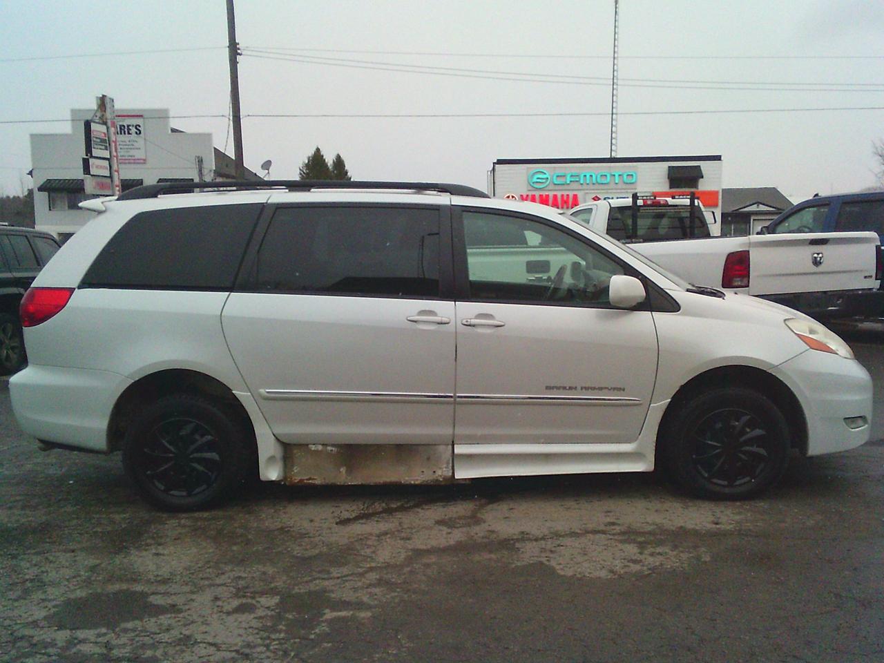 2008 Toyota Sienna wheel chair 5dr XLE Mobility 5 Pass FWD Photo