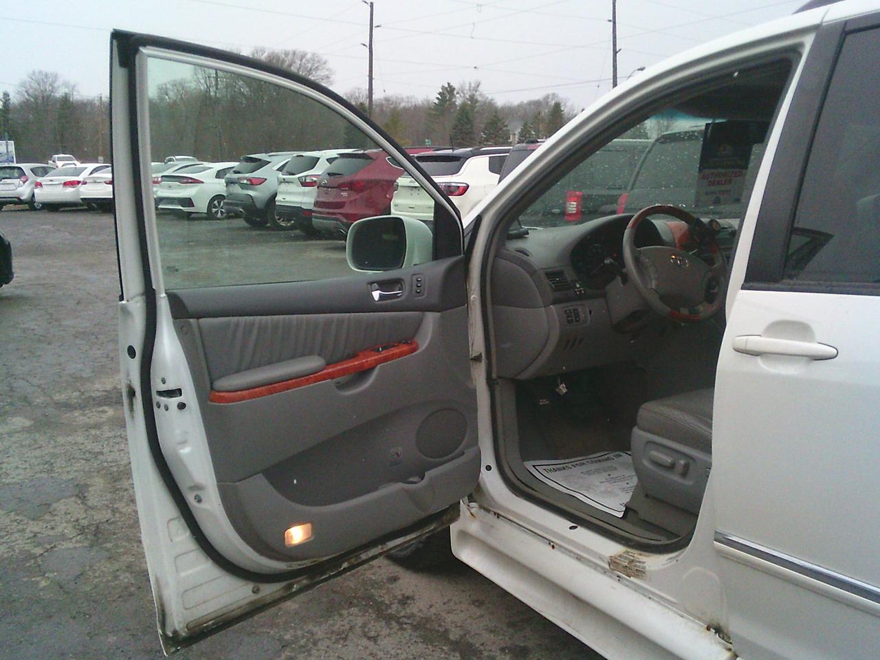 2008 Toyota Sienna wheel chair 5dr XLE Mobility 5 Pass FWD Photo