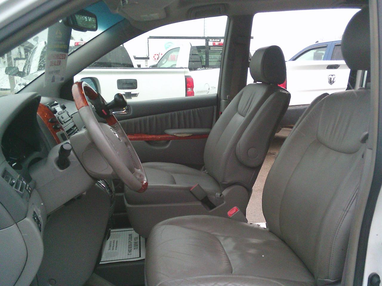 2008 Toyota Sienna wheel chair 5dr XLE Mobility 5 Pass FWD Photo
