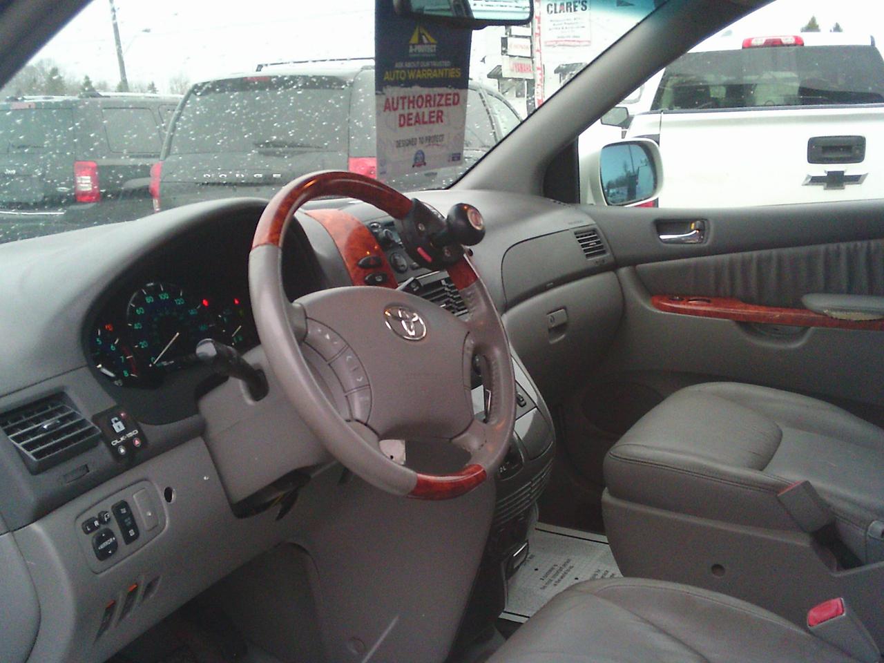 2008 Toyota Sienna wheel chair 5dr XLE Mobility 5 Pass FWD Photo