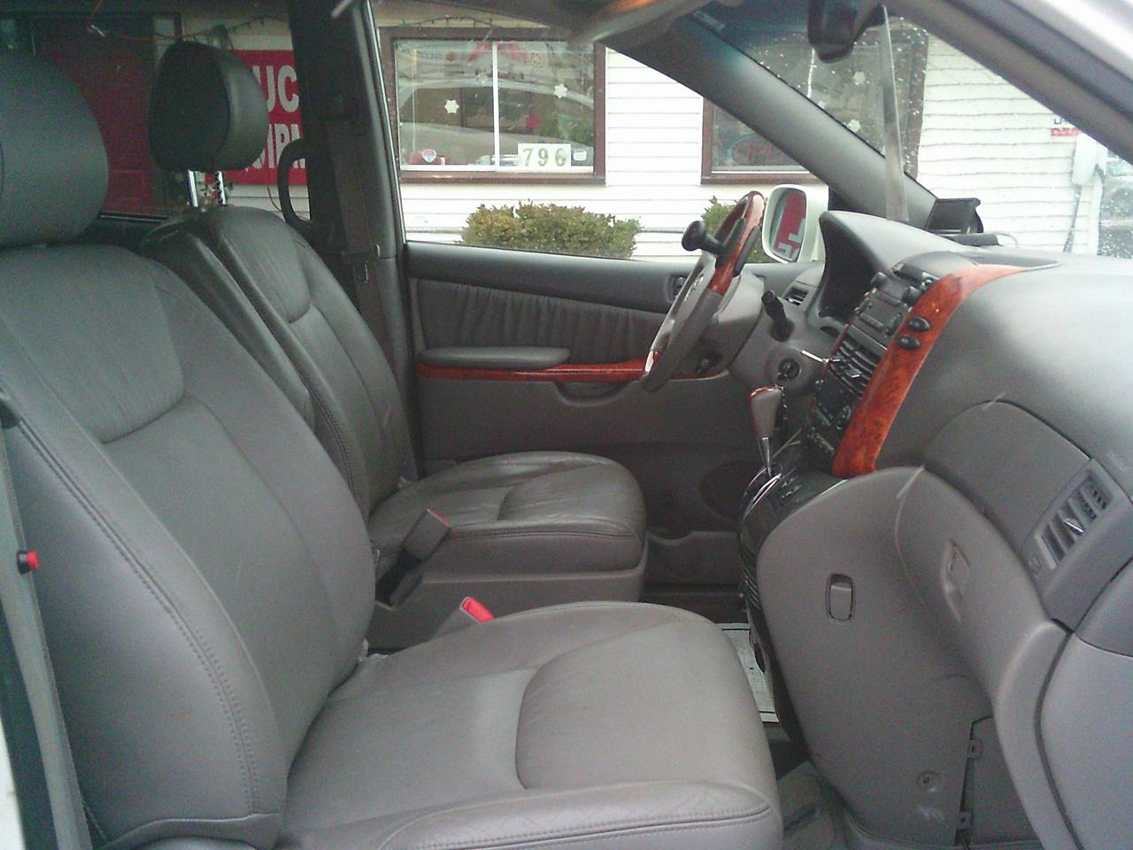 2008 Toyota Sienna wheel chair 5dr XLE Mobility 5 Pass FWD Photo