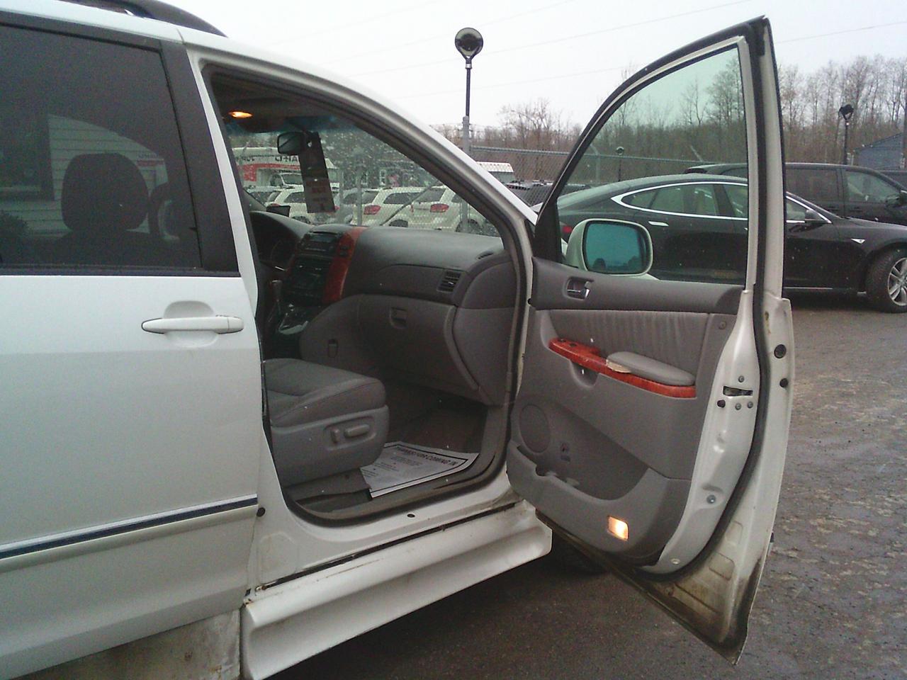 2008 Toyota Sienna wheel chair 5dr XLE Mobility 5 Pass FWD Photo