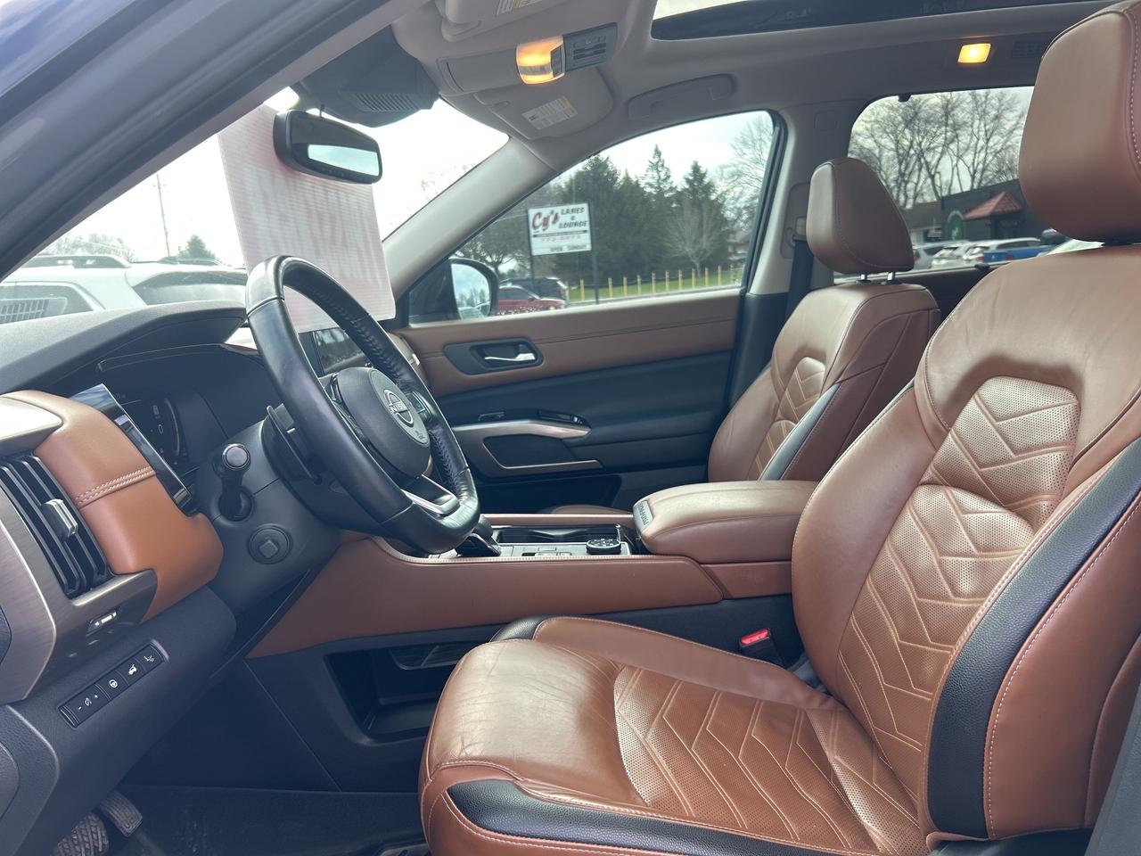 2022 Nissan Pathfinder PLATINUM, AWD, CLEAN CARFAX, 7 PASS, REMOTE START! - Photo #11