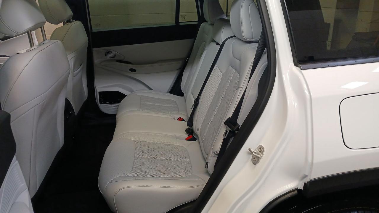 2026 Jeep Cherokee Overland 4x4 Photo