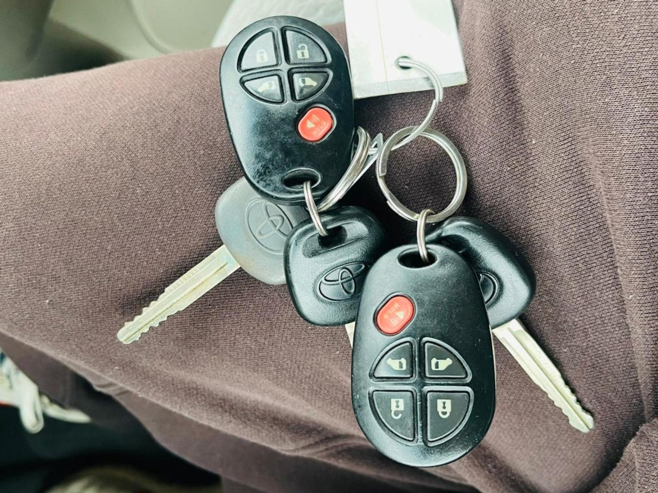 2011 Toyota Sienna LE 4dr Front-wheel Drive Passenger Van Automatic Photo