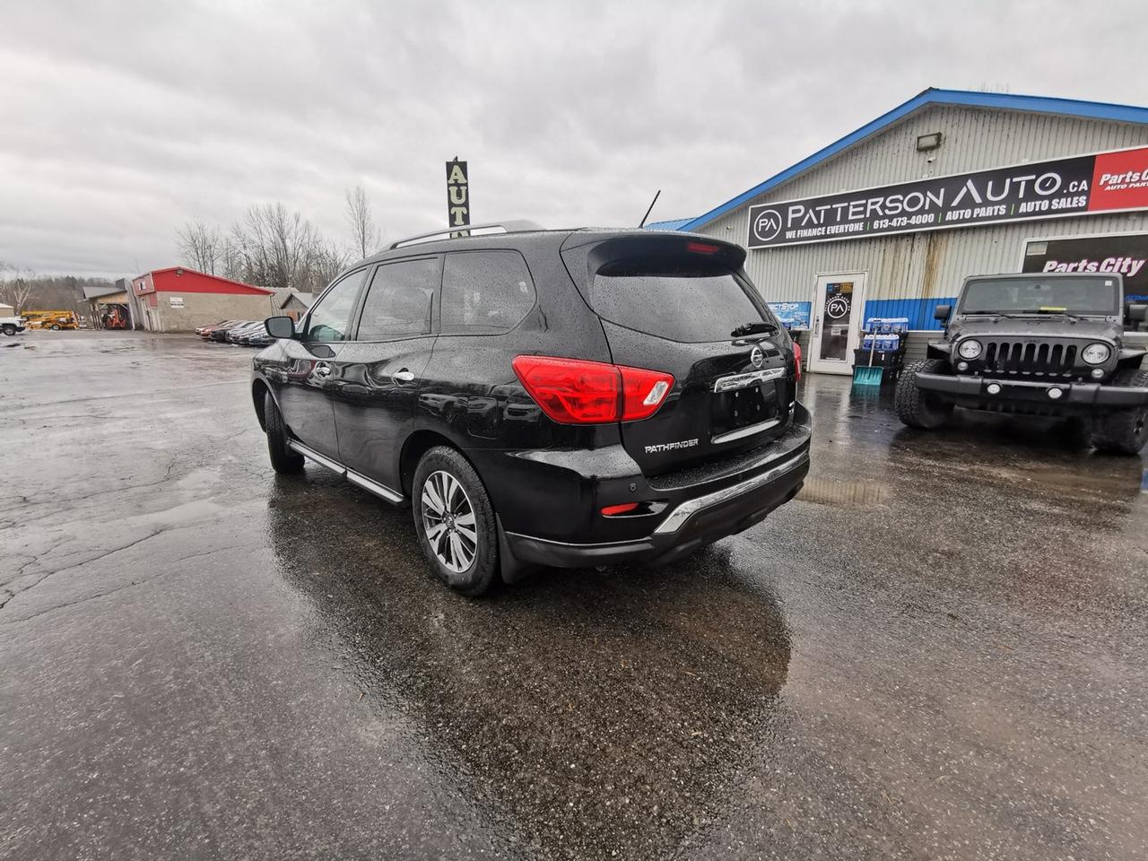 2017 Nissan Pathfinder SV Photo3