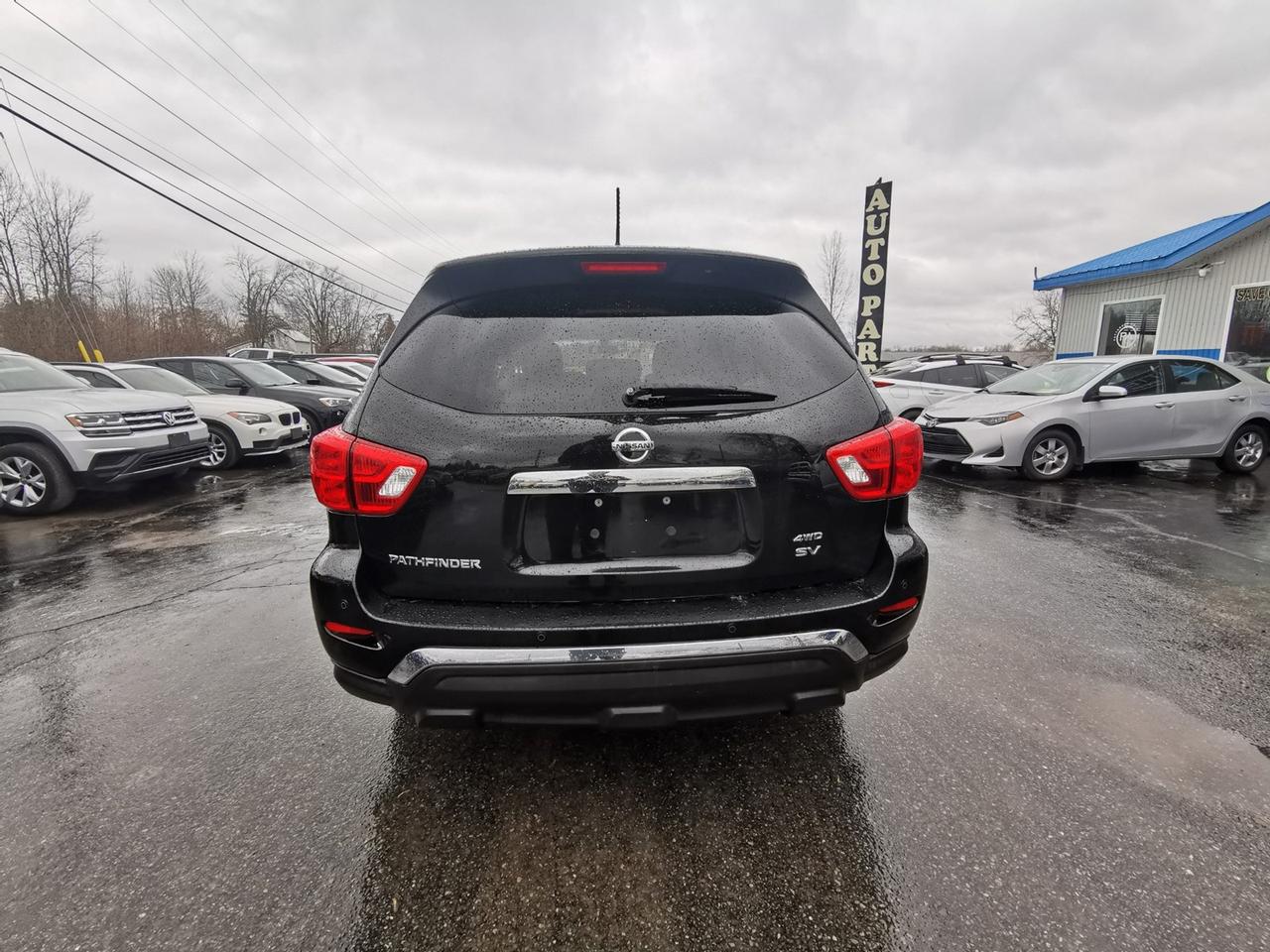 2017 Nissan Pathfinder SV Photo4