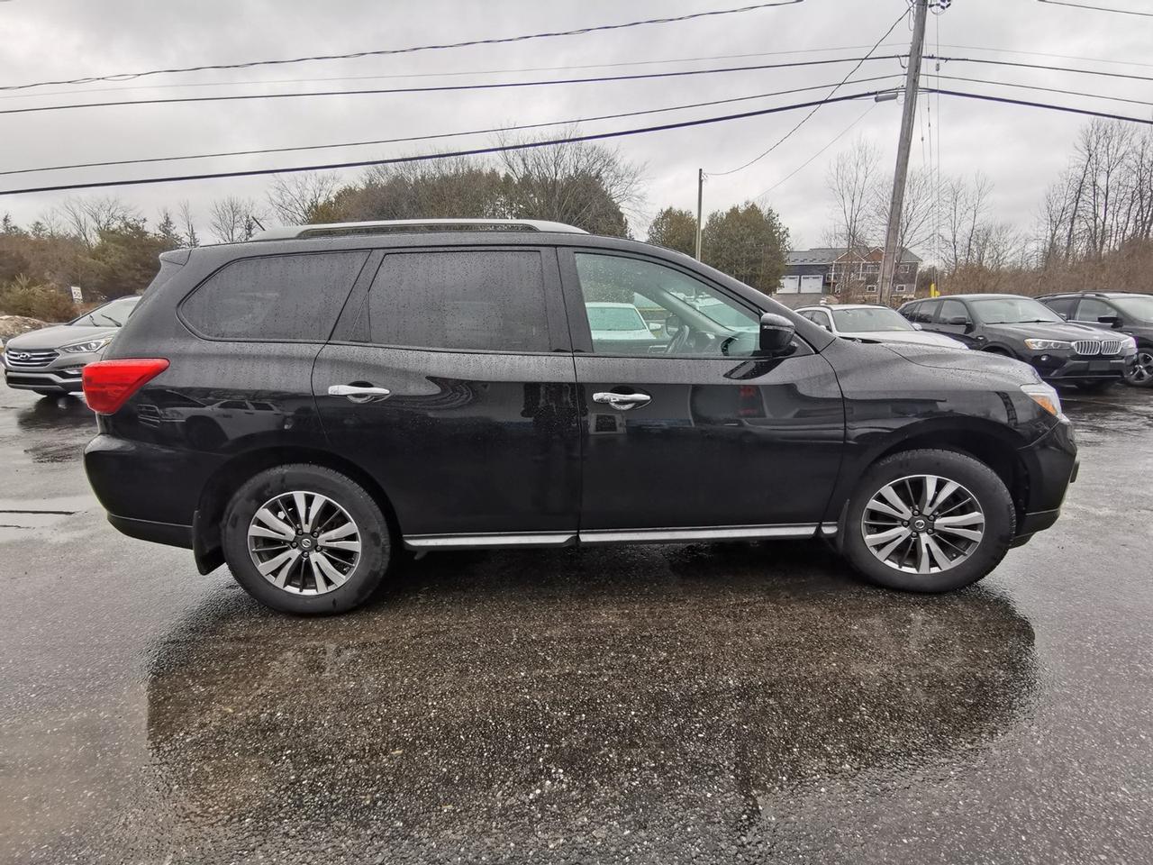 2017 Nissan Pathfinder SV Photo