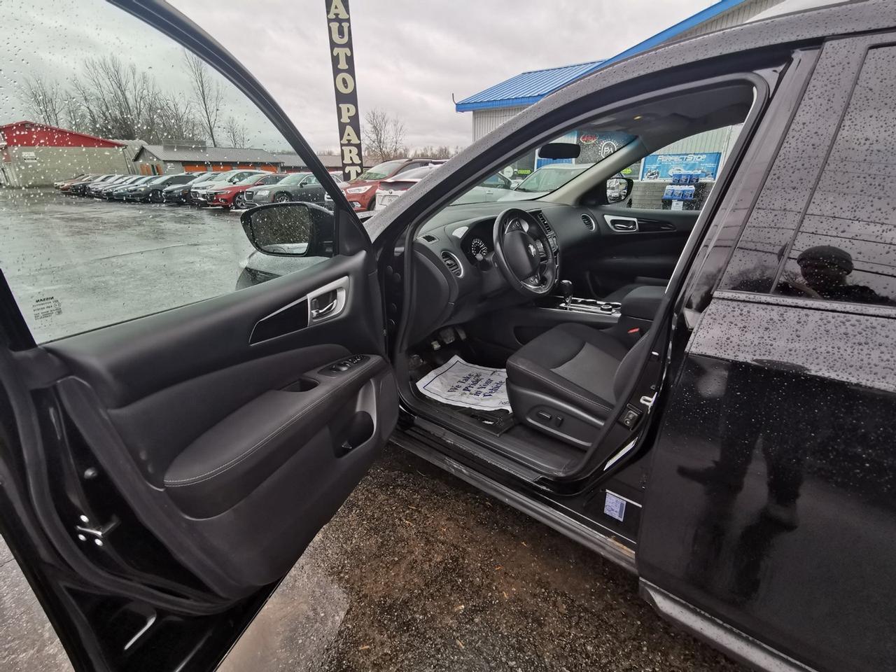 2017 Nissan Pathfinder SV Photo