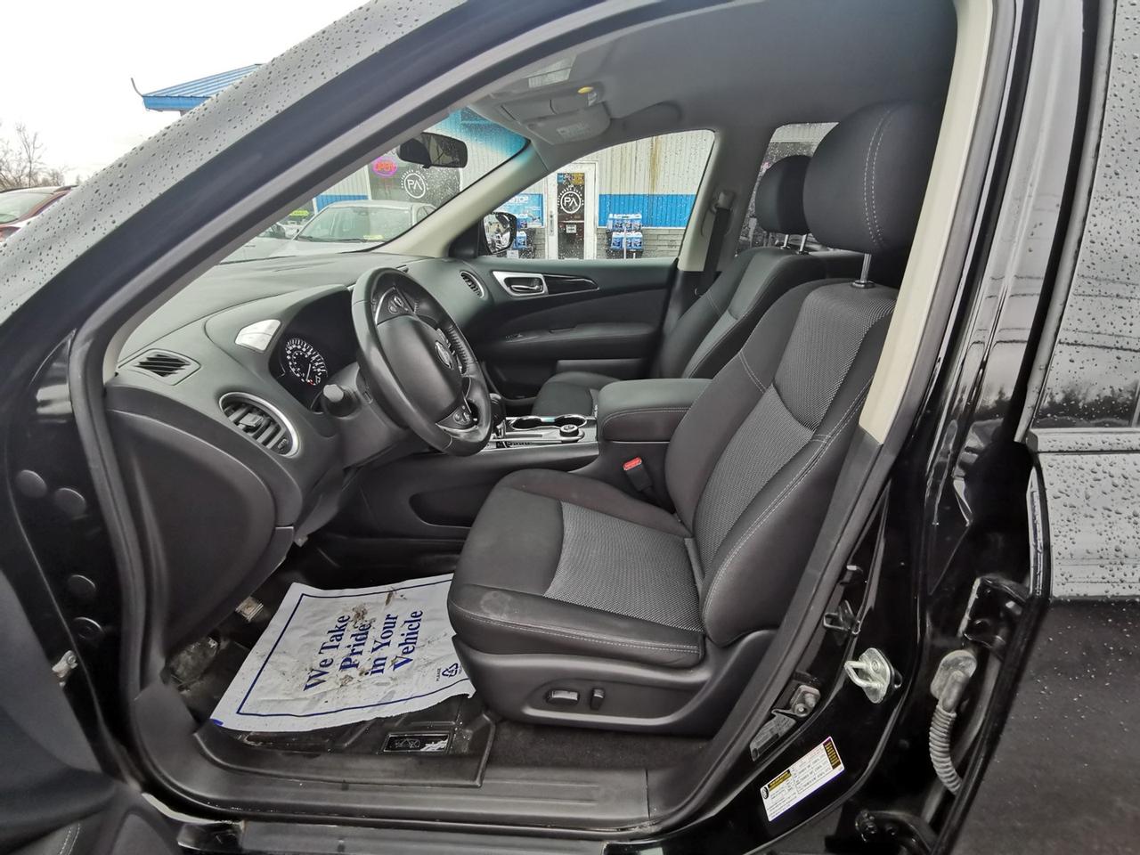 2017 Nissan Pathfinder SV Photo