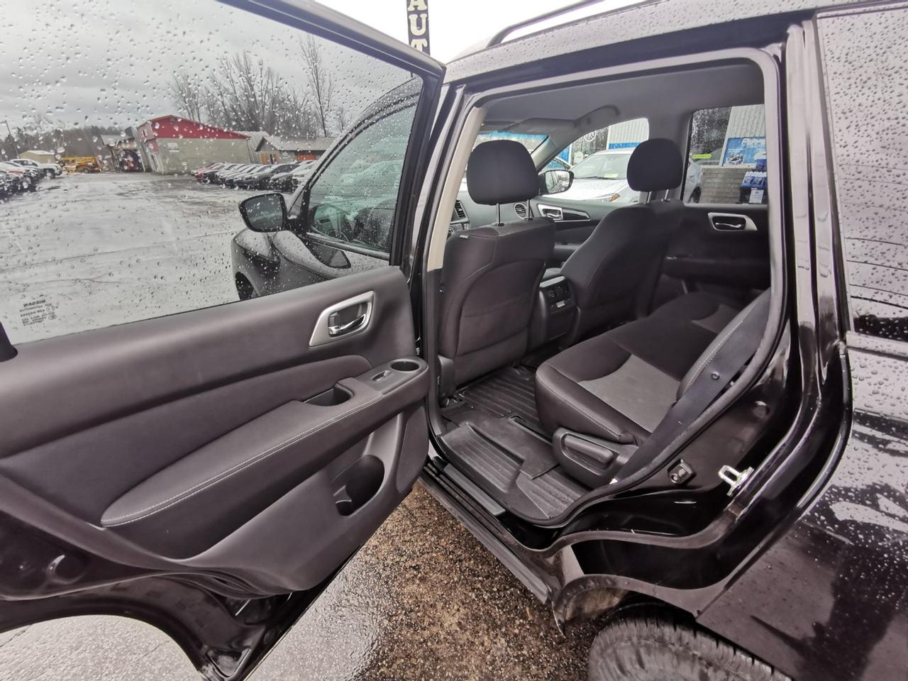 2017 Nissan Pathfinder SV Photo