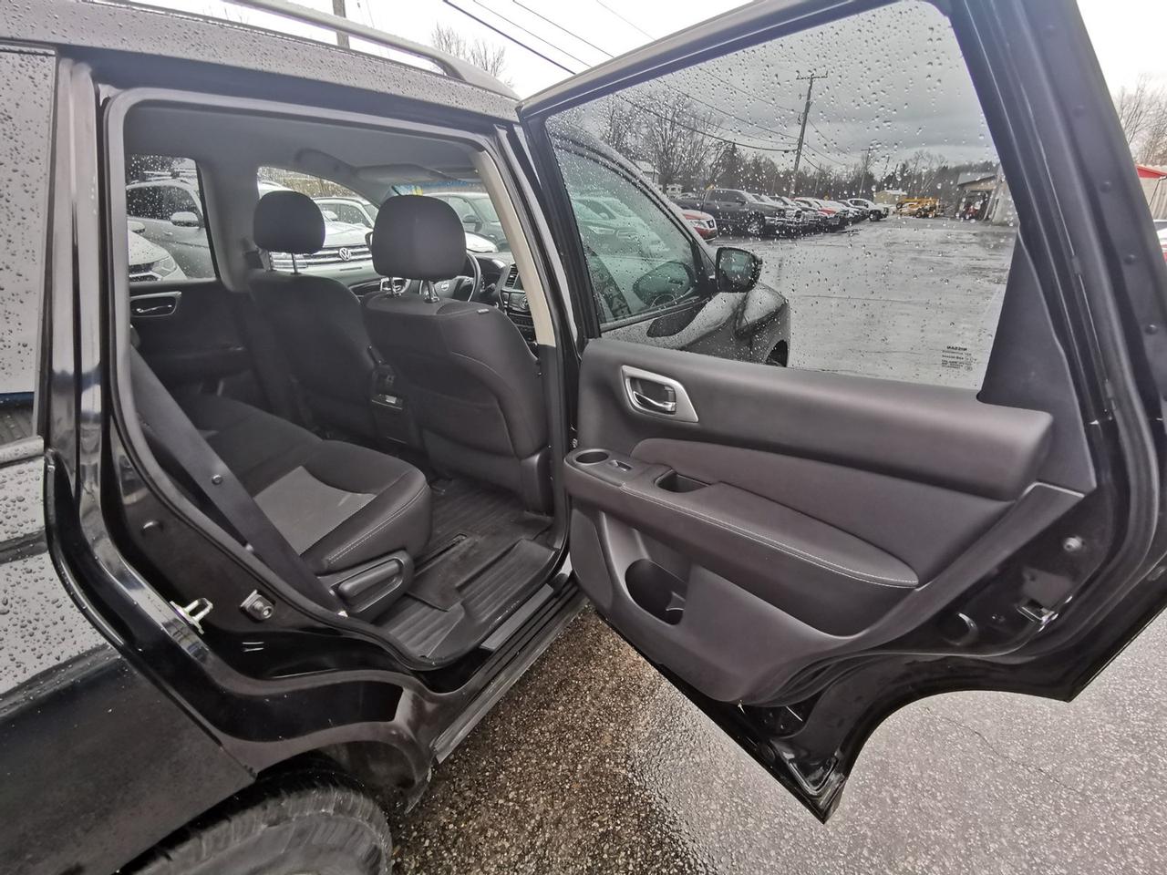 2017 Nissan Pathfinder SV Photo