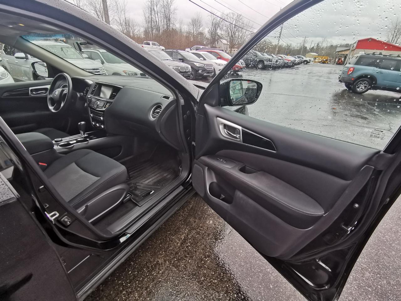 2017 Nissan Pathfinder SV Photo