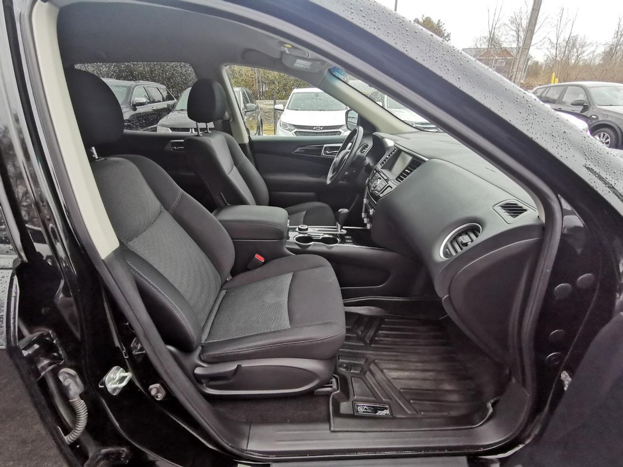 2017 Nissan Pathfinder SV Photo