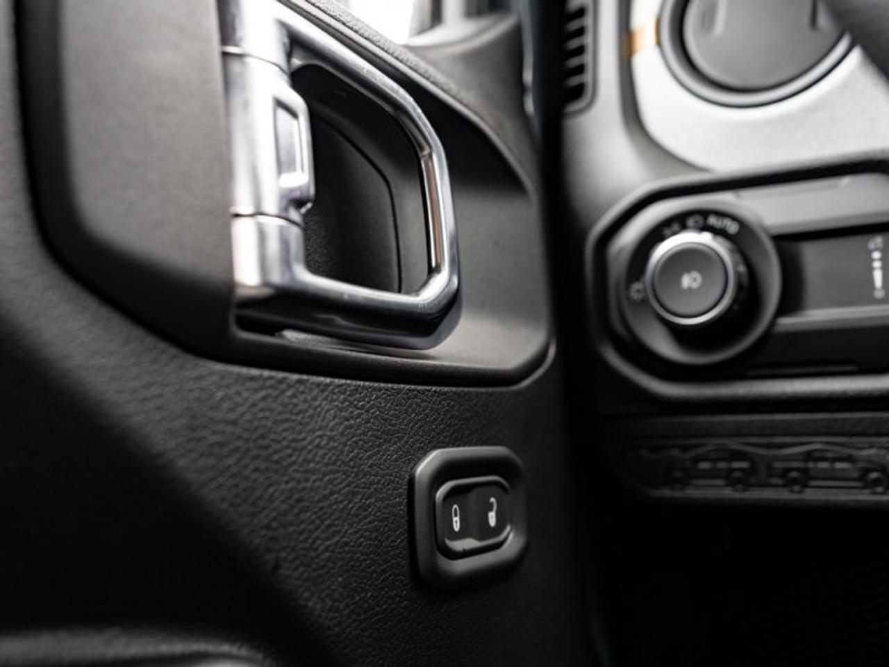 2025 Jeep Wrangler SPORT Photo