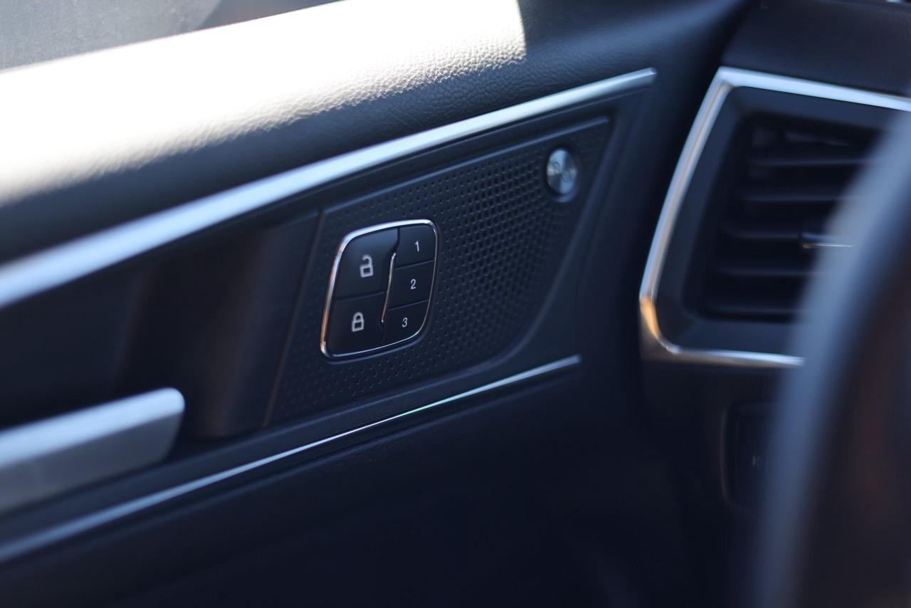 2020 Ford Edge Titanium AWD Photo