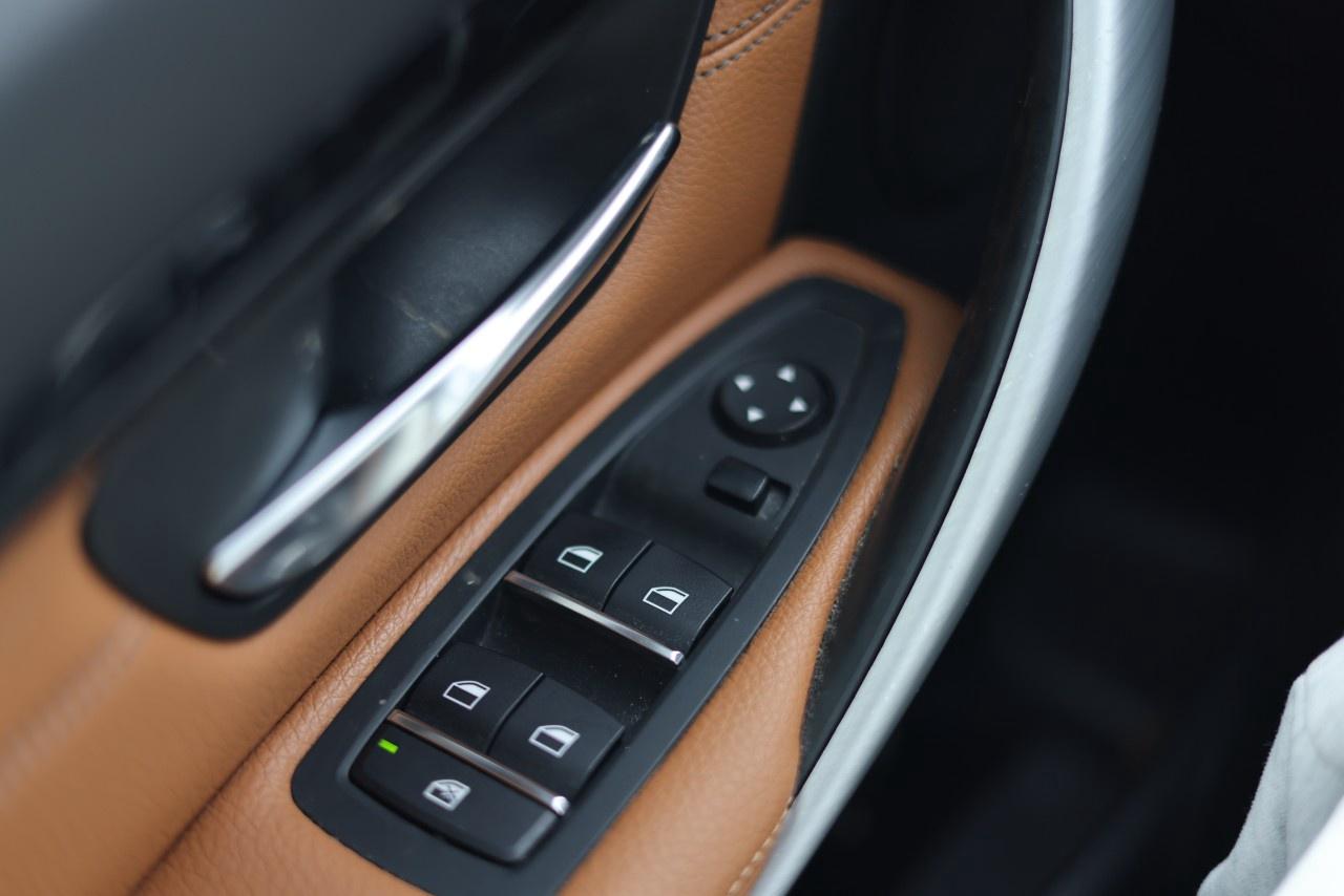 2018 BMW 3 Series 330i xDrive Sedan Photo