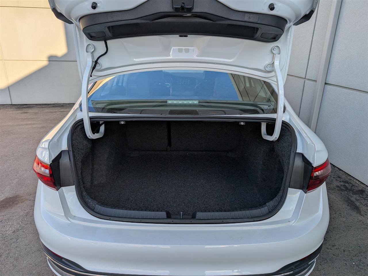 2024 Volkswagen Jetta HIGHLINE - NAVI - SUNROOF - LEATHER - TECH FEATS Photo