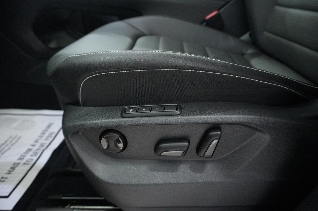 2025 Volkswagen Atlas Highline 4WD 6 PASS LEATHER NAVI SUNROOF Photo