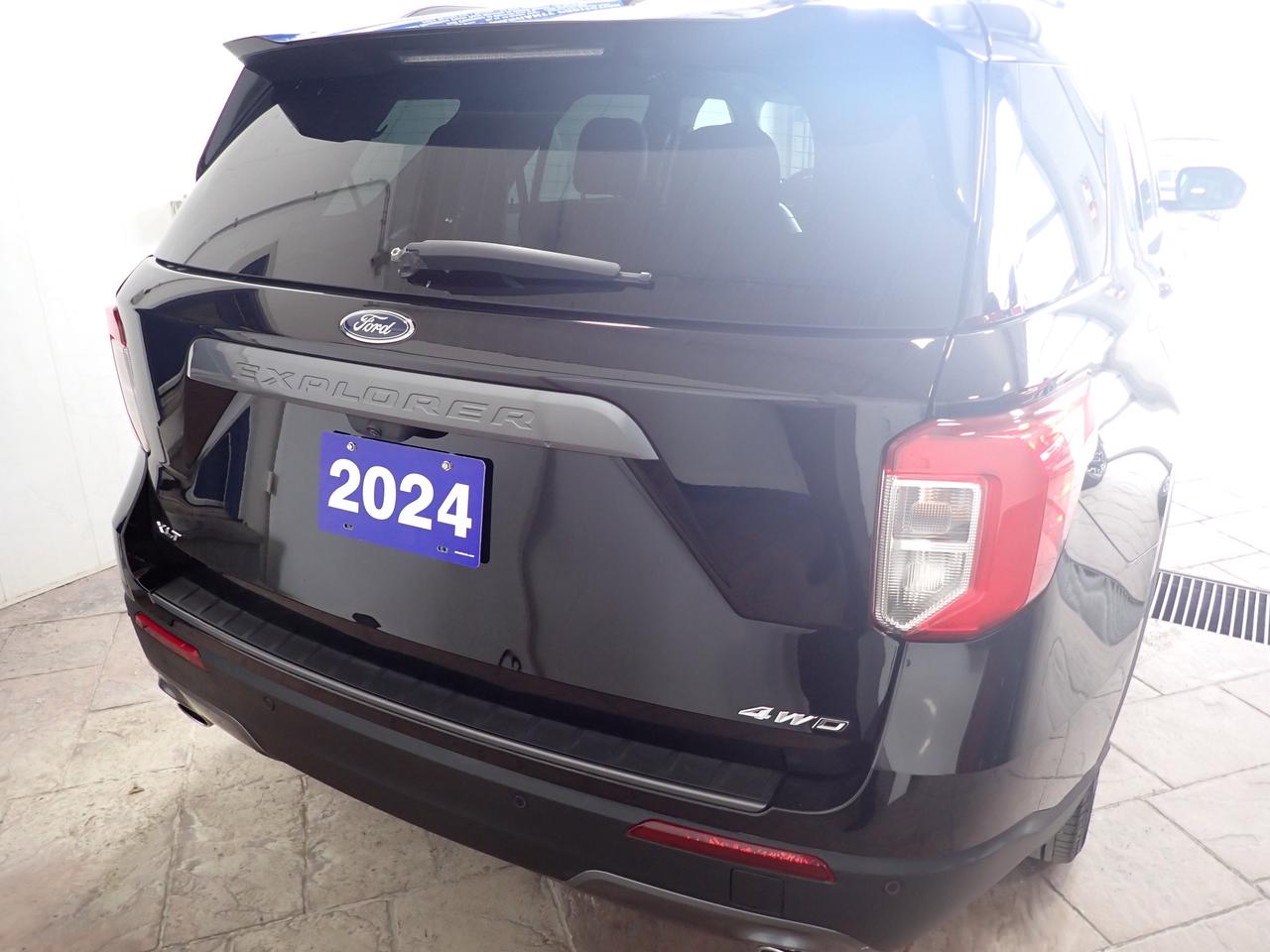 2024 Ford Explorer XLT 4WD LEATHER SUNROOF BUCKET SEATS Photo