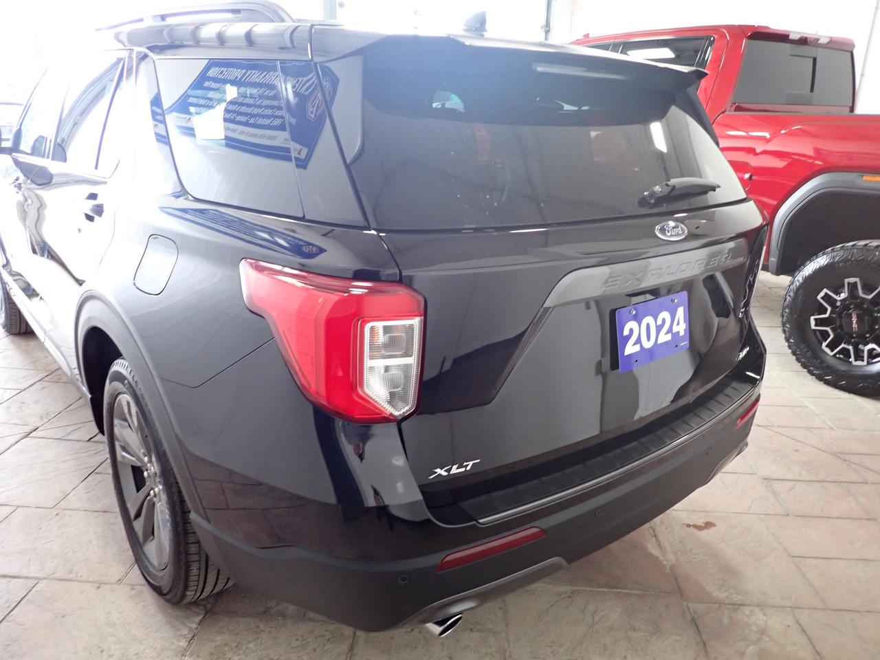 2024 Ford Explorer XLT 4WD LEATHER SUNROOF BUCKET SEATS Photo3