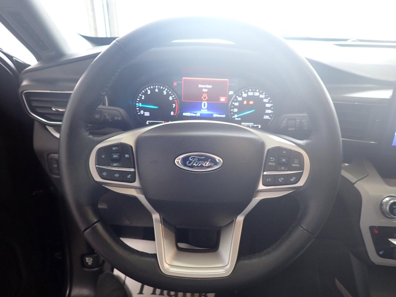2024 Ford Explorer XLT 4WD LEATHER SUNROOF BUCKET SEATS Photo