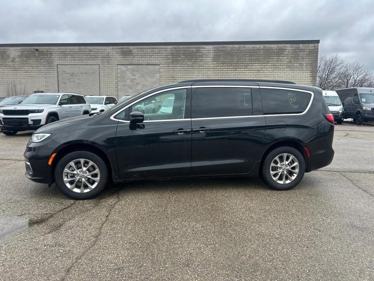 2022 Chrysler Pacifica Touring L | Leather | 360 View Camera | Blindspot Monitor | Adaptive Cruise | Power Liftgate Photo2