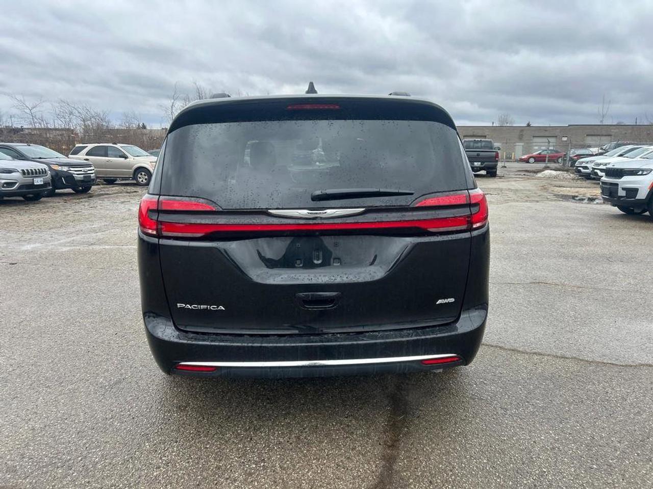 2022 Chrysler Pacifica Touring L | Leather | 360 View Camera | Blindspot Monitor | Adaptive Cruise | Power Liftgate Photo4