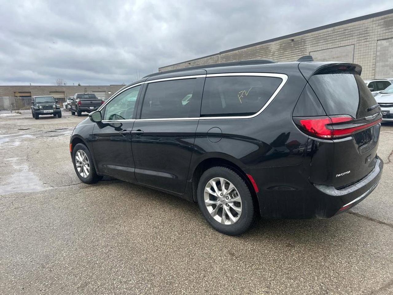 2022 Chrysler Pacifica Touring L | Leather | 360 View Camera | Blindspot Monitor | Adaptive Cruise | Power Liftgate Photo