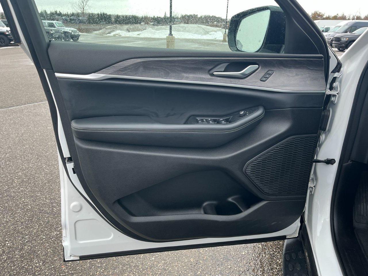 2024 Jeep Grand Cherokee LIMITED 4X4 Photo