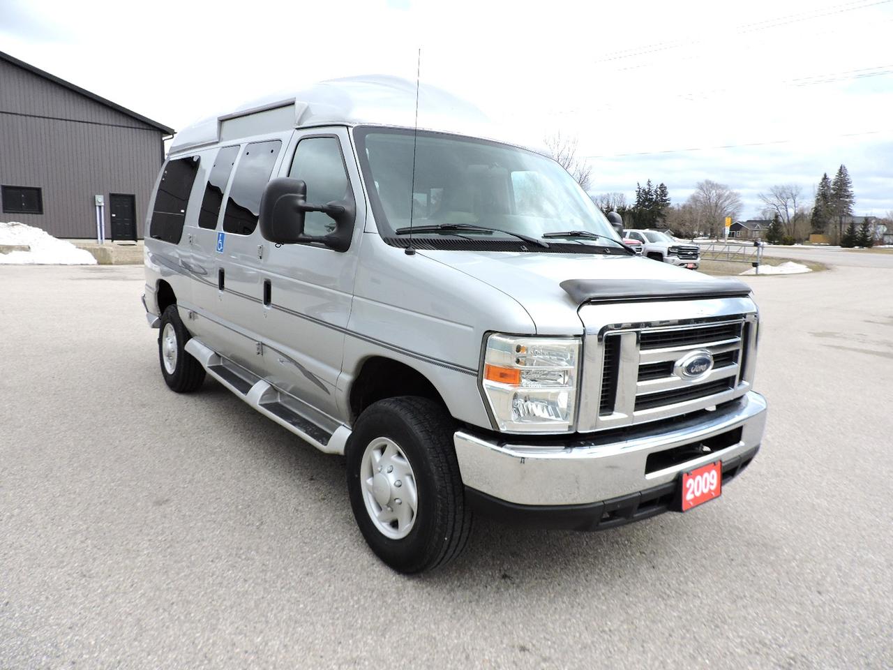 2009 Ford Econoline E-250 5.4L V8 Braun Wheelchair Lift Only 28000 KMS